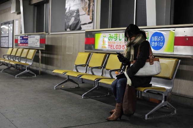 一人思い悩む女性
