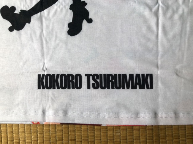 アムニバスバンドリシャツの裏側の「KOKORO TSURUMAKI」