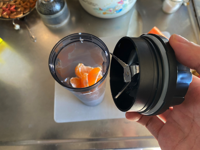 homgeekミキサー使用前のキャップを取り付けるシーン